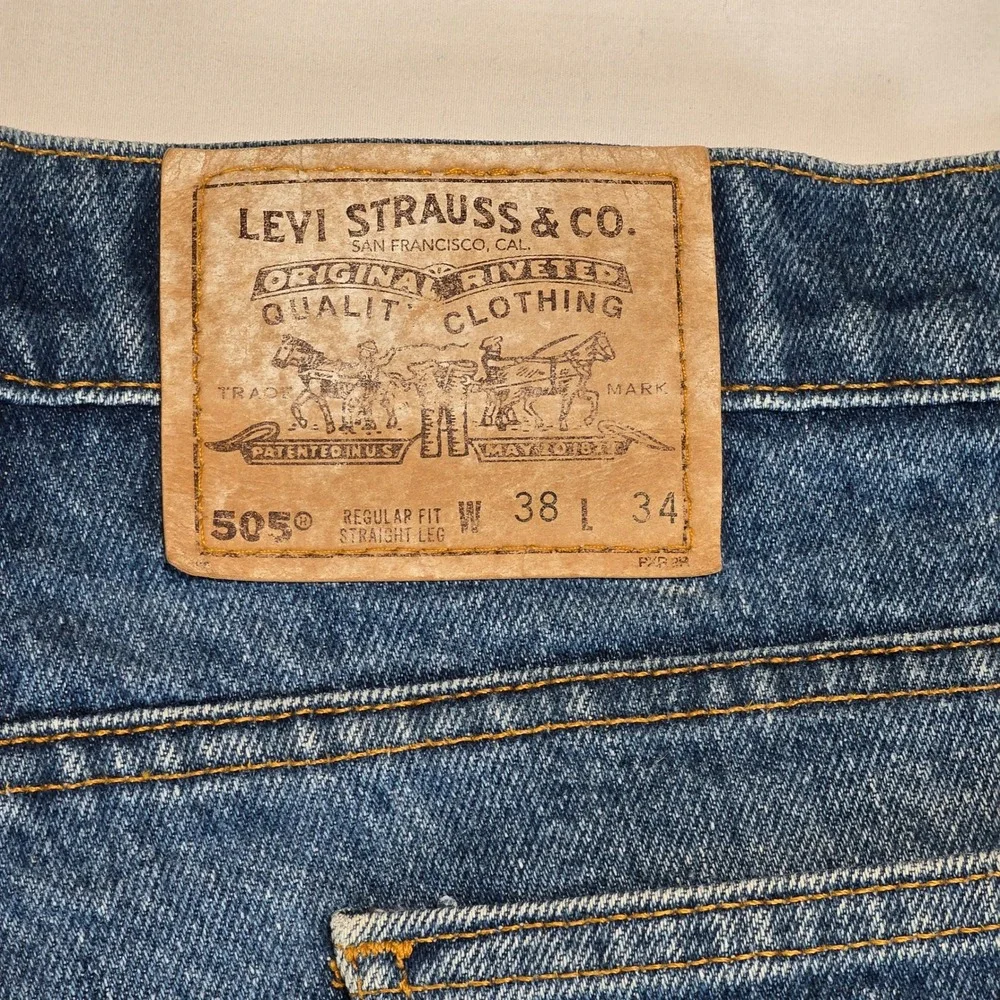 Vintage Levis 505 Mens Straight Leg Jeans Medium Wash Blue Denim 37x32‎ Zip Fly